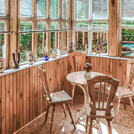 5 Bedroom Pet Friendly In *